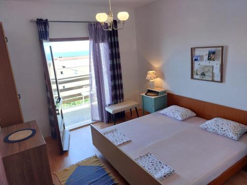 Apartments with parking space Makarska - 22633