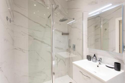 #60 Staywizus - Grimaldi 2BDR central near beach,promenade AC&WIFI