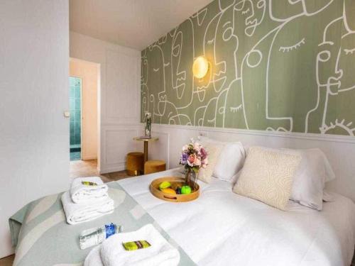 une chambre avec un lit blanc avec un mur vert dans l'établissement Chic studio for 2 people - Pigalle Sacré-C ur, à Paris