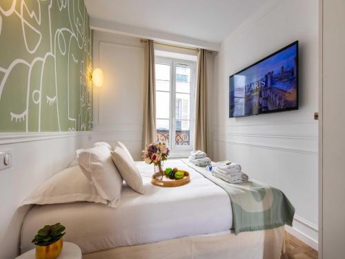 une chambre avec un grand lit blanc avec une fenêtre dans l'établissement Chic studio for 2 people - Pigalle Sacré-C ur, à Paris