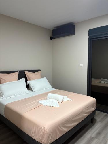 a bed with two white towels on top of it at Studio- Rémire-Montjoly in Montjoly