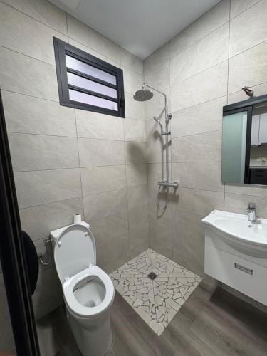 a bathroom with a toilet and a sink at Studio- Rémire-Montjoly in Montjoly