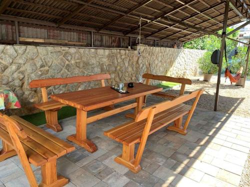 ein Picknicktisch und zwei Bänke unter einem Schirm in der Unterkunft Apartment Malinska, Primorje-Gorski Kotar 1 in Malinska