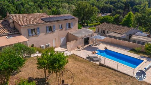 une vue aérienne d'une maison avec piscine dans l'établissement Les Charmes de l'Ardèche, à Saint-Marcel-dʼArdèche