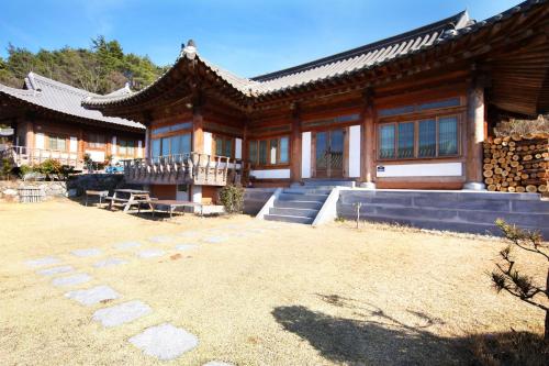 Wandoにあるwandoenjelpensyeonの庭のある中国の建物