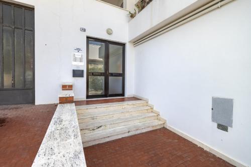 an empty entrance to a building with a door and stairs at Hostdomus - Blumar in Diano Castello