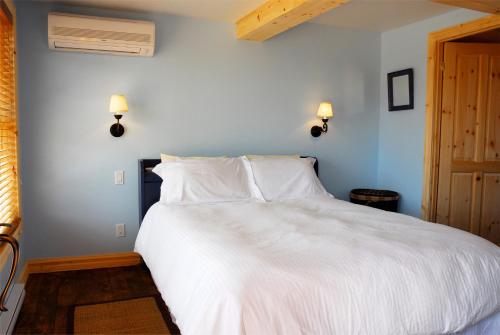 Postel nebo postele na pokoji v ubytování La Galouine Auberge