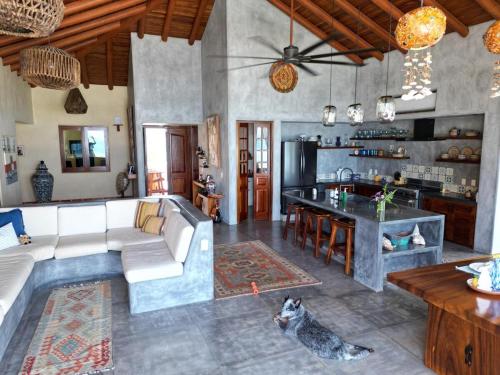 a living room with a couch and a kitchen at Casa Tula in Cedro