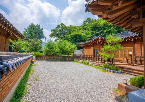 龍仁市にあるYongin Yejik Hanok Pensionの家の前の砂利道