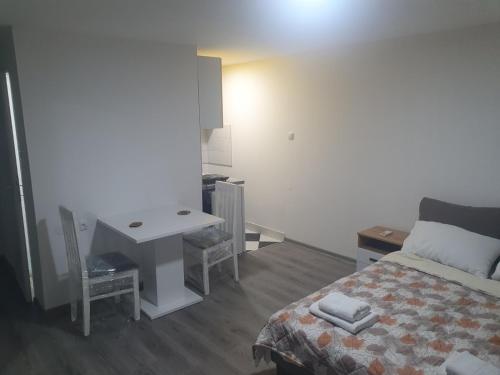 Un pat sau paturi într-o cameră la Don apartmani