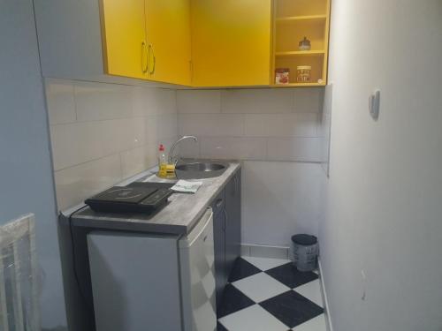 O bucătărie sau chicinetă la Don apartmani