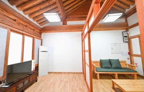 Μια τηλεόραση ή/και κέντρο ψυχαγωγίας στο Ulsan Eoryeondang Hanok Stay