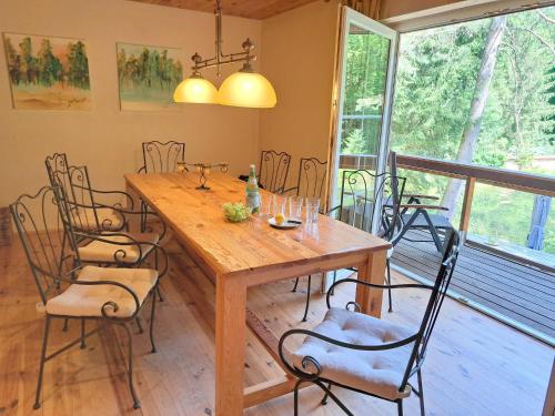 une salle à manger avec une table et des chaises en bois dans l'établissement Apartment in Alsace with Private Terrace, à Dabo