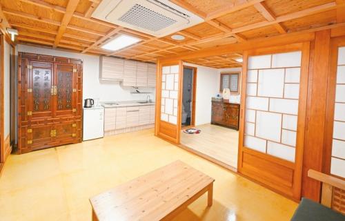 Η κουζίνα ή μικρή κουζίνα στο Ulsan Eoryeondang Hanok Stay
