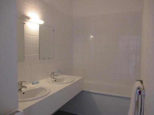 Bilik mandi di Appartement spacieux au Château avec parc arboré, proche de Villeneuve sur Allier, pour 6 pers., WiFi - FR-1-489-73