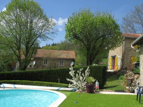 une maison avec une piscine dans une cour dans l'établissement Maisonnet charmante avec piscine, rando et repos - FR-1-489-131, à Arfeuilles