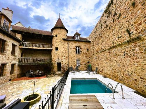 - un ancien bâtiment avec une piscine en face dans l'établissement Élégant cottage médiéval restauré avec piscine, cheminée, proche du golf et attractions culturelles - FR-1-489-335, à Hérisson