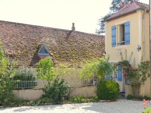 a house with a fence in front of it at Maison rénovée avec vue sur château, animaux acceptés, terrasse panoramique - FR-1-489-164 in Billy