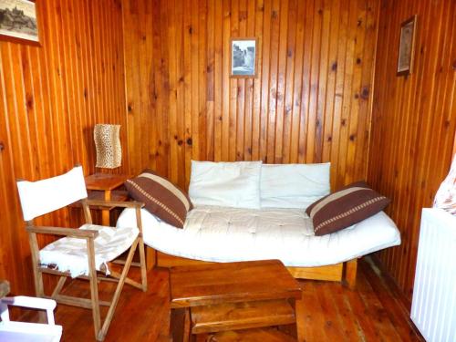 a room with a bed in a wooden wall at Maison rénovée avec vue sur château, animaux acceptés, terrasse panoramique - FR-1-489-164 in Billy