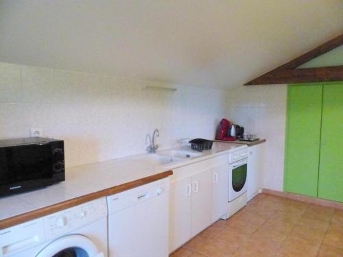 Kuchyň nebo kuchyňský kout v ubytování Maison de ferme rénovée, campagne, cheminée, étang privé, jardin, parking, internet - FR-1-489-177