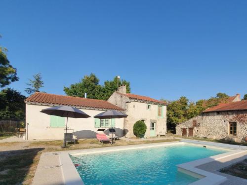 Charmant Gîte avec Piscine Privative et Terrasse à Charroux, Village Médiéval - FR-1-489-394