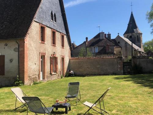 Charmante Cure Ancienne avec Jardin et WiFi, Près de Vichy - FR-1-489-459