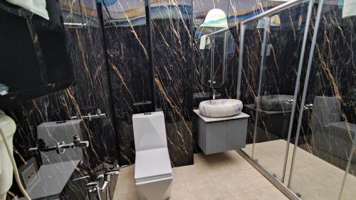 Ένα μπάνιο στο Corniche White City Hotel