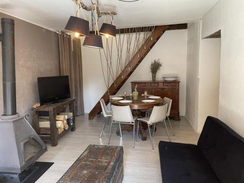 Gîte familial tout inclus avec équipements modernes et charme campagnard, centre village de Besson - FR-1-489-348