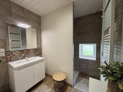 Bilik mandi di Évasion en pleine nature, confort moderne, climatisation, parking, WiFi - FR-1-489-554