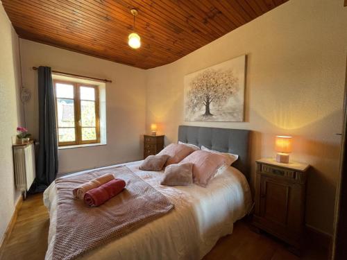 Postel nebo postele na pokoji v ubytování Gîte tranquille à la campagne avec animaux admis - FR-1-489-568