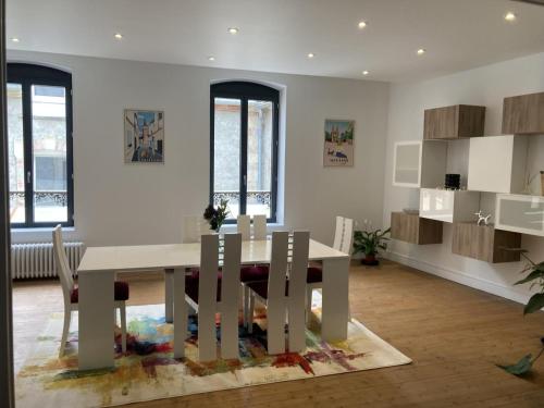une cuisine et une salle à manger avec une table et des chaises dans l'établissement Gîte moderne au cœur de Moulins, 4 pers, tout compris - FR-1-489-570, à Moulins
