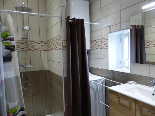 Kúpeľňa v ubytovaní Maison de campagne avec SPA, jeux et espace bien-être, idéale pour familles et groupes jusqu'à 8 pers. - FR-1-489-442
