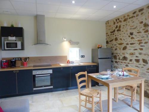 Kuchyň nebo kuchyňský kout v ubytování Maison de campagne avec SPA, jeux et espace bien-être, idéale pour familles et groupes jusqu'à 8 pers. - FR-1-489-442