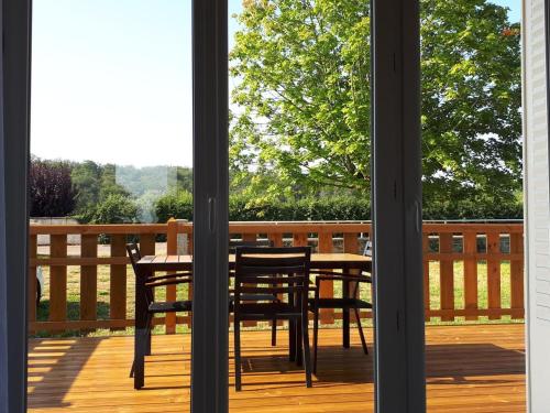 un patio avec une table et des chaises sur une terrasse dans l'établissement Maison rénovée avec jardin, terrasse et Wi-Fi à Coutansouze - FR-1-489-478, à Coutansouze