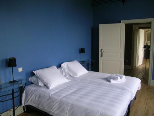 a blue bedroom with a bed with white sheets and pillows at Maison rénovée 19è, piscine chauffée, sauna, spa, grand parc, proche de la nature spacieuse et tout confort. - FR-1-489-399 in Cérilly