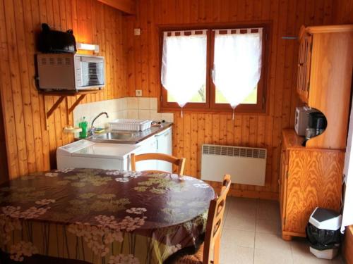 Kuchyňa alebo kuchynka v ubytovaní Chalets indépendants avec terrasse, jardin, jeux pour enfants, proche Montluçon - FR-1-489-402
