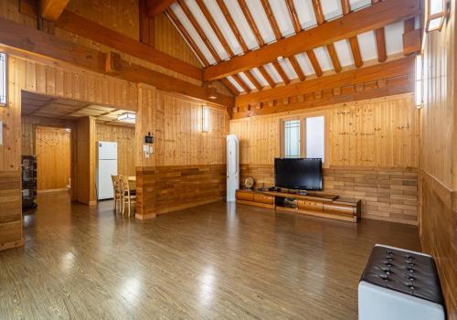 a large living room with a flat screen tv at Yongin Yejik Hanok Pension in Yongin