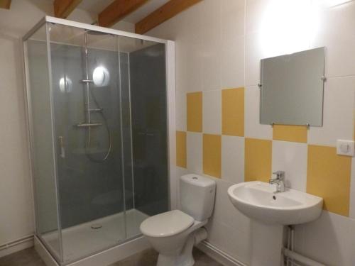 Ένα μπάνιο στο **Charmant Atelier Rénové, Jardin & Terrasse, Proche Ski et Vichy** - FR-1-489-140