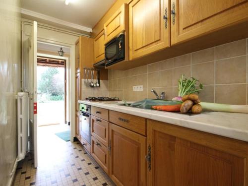 Η κουζίνα ή μικρή κουζίνα στο Charmante maison XIXe avec jardin, Wifi et baptêmes de l'air à proximité - FR-1-497-32