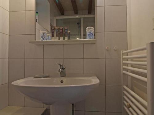 Ένα μπάνιο στο Charmante maison ancienne avec WIFI et animaux acceptés - FR-1-497-40