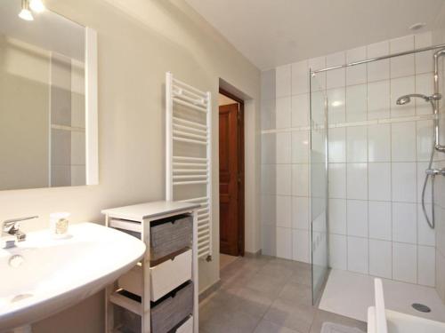 un bagno con lavandino e doccia di Maison de charme avec jardin et équipements bébé, près de la forêt d'Écouves - FR-1-497-16 a Rouperroux