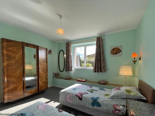 un dormitorio con una cama y una ventana en Maison de campagne avec jardin clos, cheminée et animaux, au cœur du Parc Régional du Perche - FR-1-497-91, en La Chapelle-Souëf