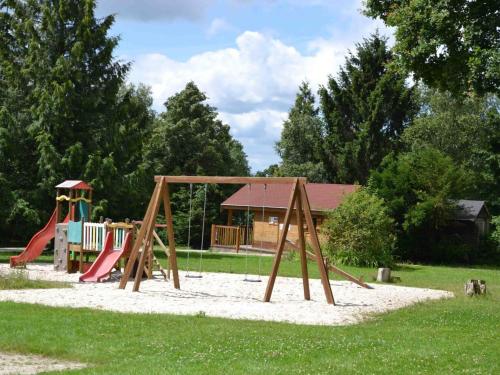 - une aire de jeux avec balançoire dans un parc dans l'établissement Chalet en forêt avec terrasse, pêche, baignade, et proximité chemins de randonnée - Normandie - FR-1-497-184, à Le Plessis