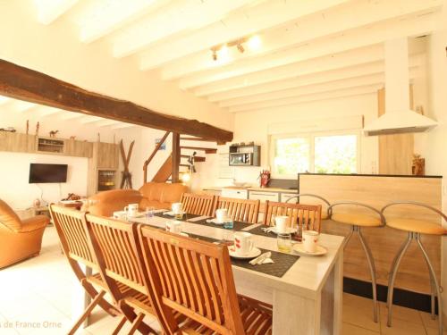 une salle à manger avec une table et des chaises dans l'établissement Maison calme avec jardin clos, proche Alençon - 3 chambres, équipements complets, animaux acceptés - FR-1-497-162, à Forges