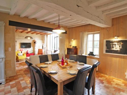 une salle à manger avec une table et des chaises en bois dans l'établissement Maison Percheronne Indépendante avec Étang, Jardin et Dépendance, Proche Bellême - FR-1-497-158, à Le Pin-la-Garenne
