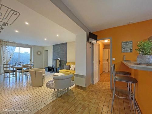 un salon avec une cuisine et une salle à manger dans l'établissement Maison granit avec jardin privatif, plain-pied, 2 chambres, tout inclus, proche loisirs et nature - FR-1-497-190, à Saint-Mars-dʼÉgrenne