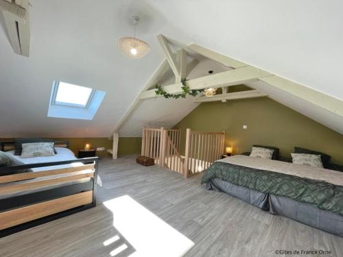 - une chambre mansardée avec 2 lits et un escalier dans l'établissement Gîte spacieux dans le Perche avec WIFI inclus, idéal pour réunions familiales - FR-1-497-240, à Val-au-Perche
