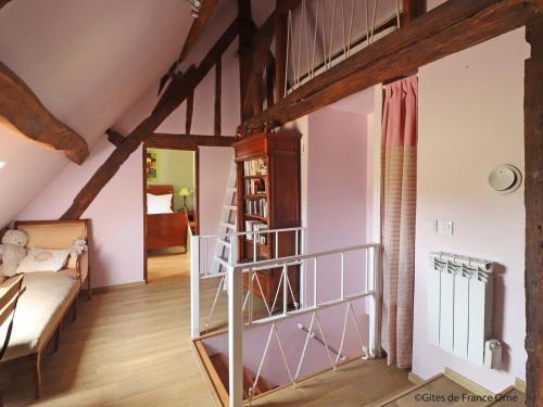 Cette chambre mansardée dispose de lits superposés et d'un escalier. dans l'établissement Maison de charme avec piscine chauffée et wifi au cœur du Perche - FR-1-497-186, à Appenai-sous-Bellême