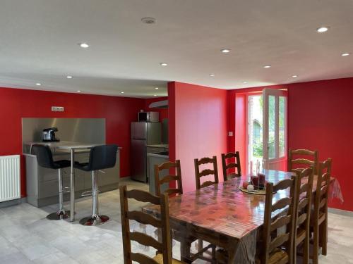 une cuisine et une salle à manger avec une table et des chaises en bois dans l'établissement Ferme rénovée avec étang privé, proche de la forêt de Tronçais, idéale pour pêche et détente - FR-1-489-389, à Isle-et-Bardais