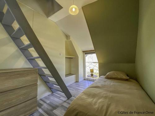 Postel nebo postele na pokoji v ubytování Charmante maison ancienne au cœur du village avec jardin et terrasse - FR-1-497-219